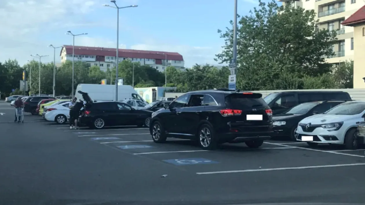E pericol. Un şofer din Bucureşti a parcat pe 3 locuri de handicap. Cum a putut să lase maşina