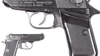 Politist pradat de hoti! I-au luat pistolul si cartusele din casa!