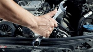 Țeapă de zile mari pentru un bărbat care a mers la service-ul auto! Ce i s-a întâmplat în timp ce dormea în mașină întrece orice imaginație