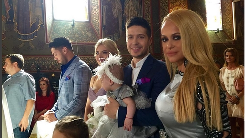 Tensiuni la botezul fetiţei ANDEI ADAM! Vedeta a plâns la creştinarea micuţei EVELIN