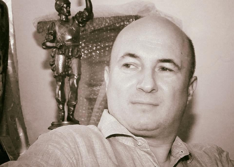 Codrin Ștefănescu, în liniștea căminului său / Sursă foto: Facebook