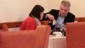 Gusturile nu se discuta! Christian Ciocan, la un pahar de vin, cu gheata din plin!