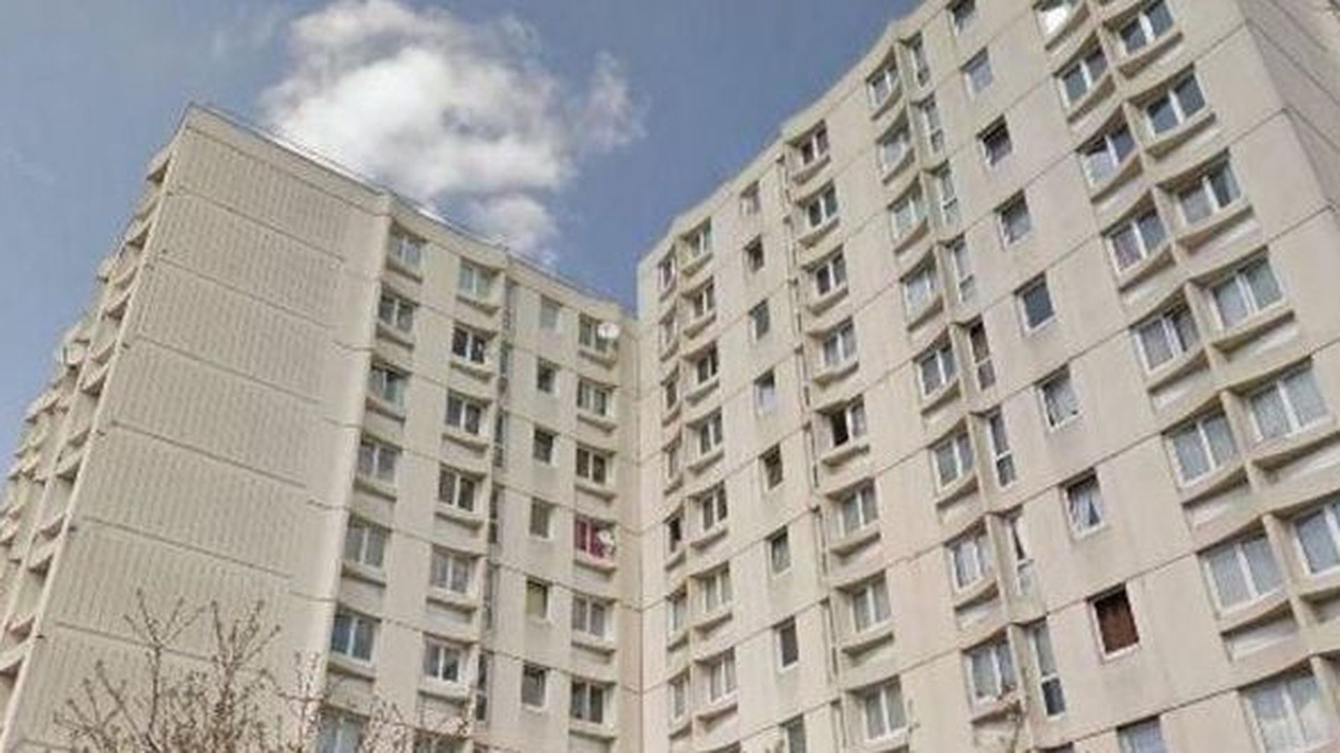 Un copil de doi ani a supraviețuit unei căzături de la etajul 9. Totul s-a întâmplat la Paris