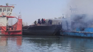 Incendiu puternic pe Dunăre, la o barjă cu bauxită. Pompierii s-au luptat minute în șir cu flăcările