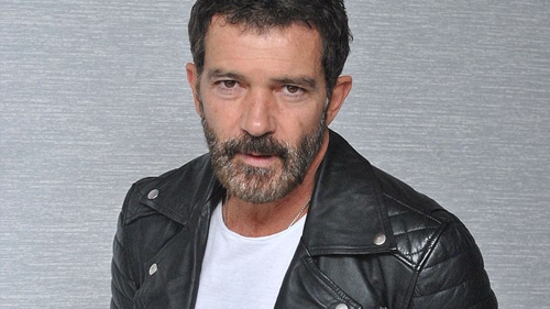 Ce se întâmplă cu ANTONIO BANDERAS după ce a fost dus de urgenţă la spital. Chiar celebrul actor le-a arătat tuturor 