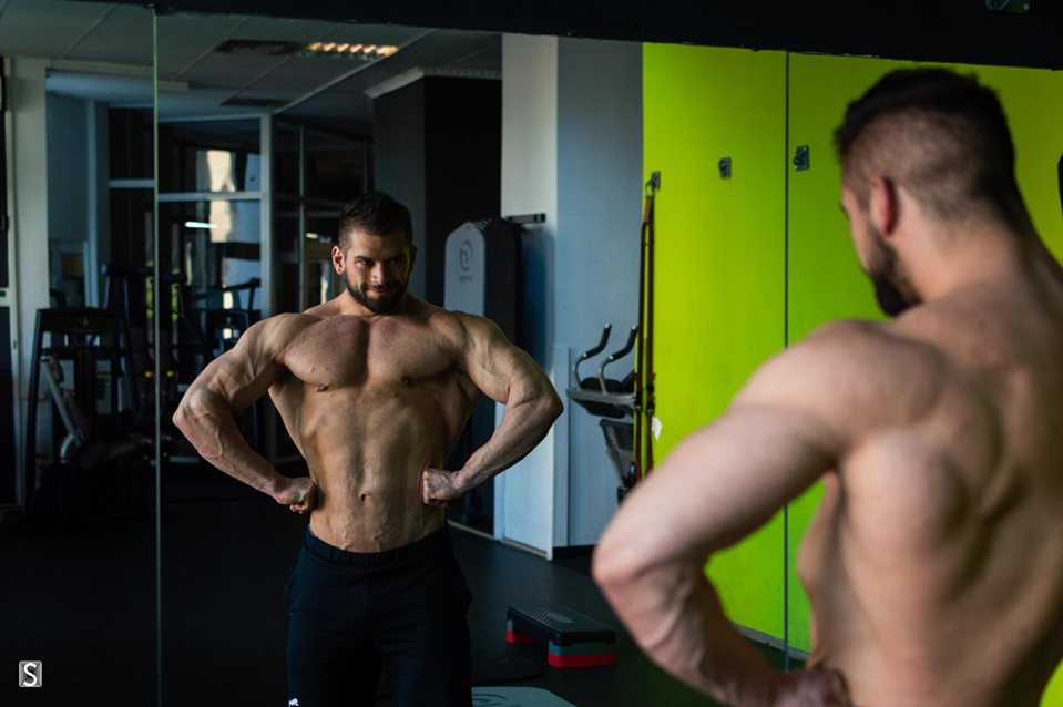 El e culturistul român care se antrenează și-n bucătărie pentru titlul de Mr. Olympia: ”Îmi prinde bine această perioadă!”