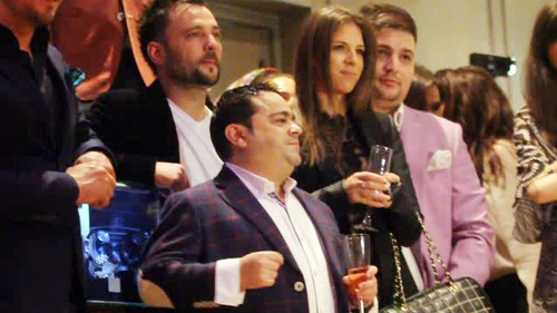Este cel mai bun cantaret de manele, dar se rupe in figuri pe ritmuri de rock'n roll! Adi Minune ii face concurenta lui Banica JR!