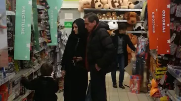 Petre Roman a intrat in febra sarbatorilor! Si-a scos sotia si fiul la un maraton printre standurile cu podoabe de brad!