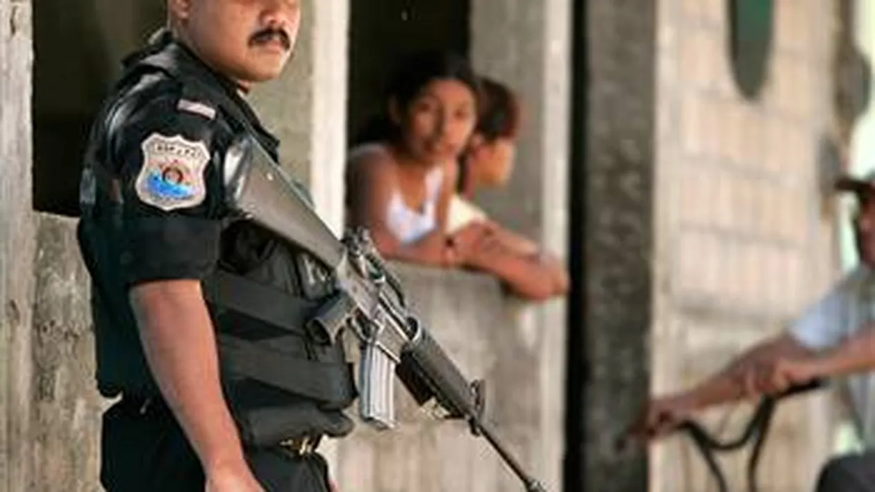 Şase turiste spaniole au fost violate de cinci mexicani în Acapulco! Partenerii femeilor au privit legaţi grozăviile!