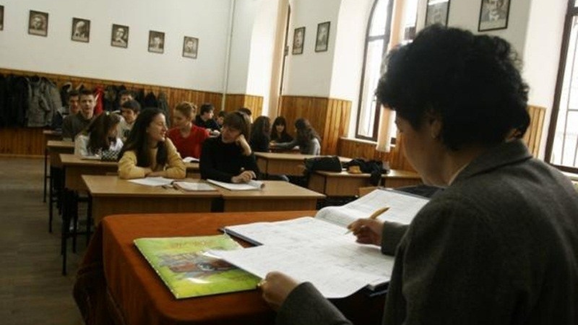 Panică într-un liceu din Arad! Catedra din clasă a explodat pur şi simplu! Elevii vinovaţi riscă sancţiuni