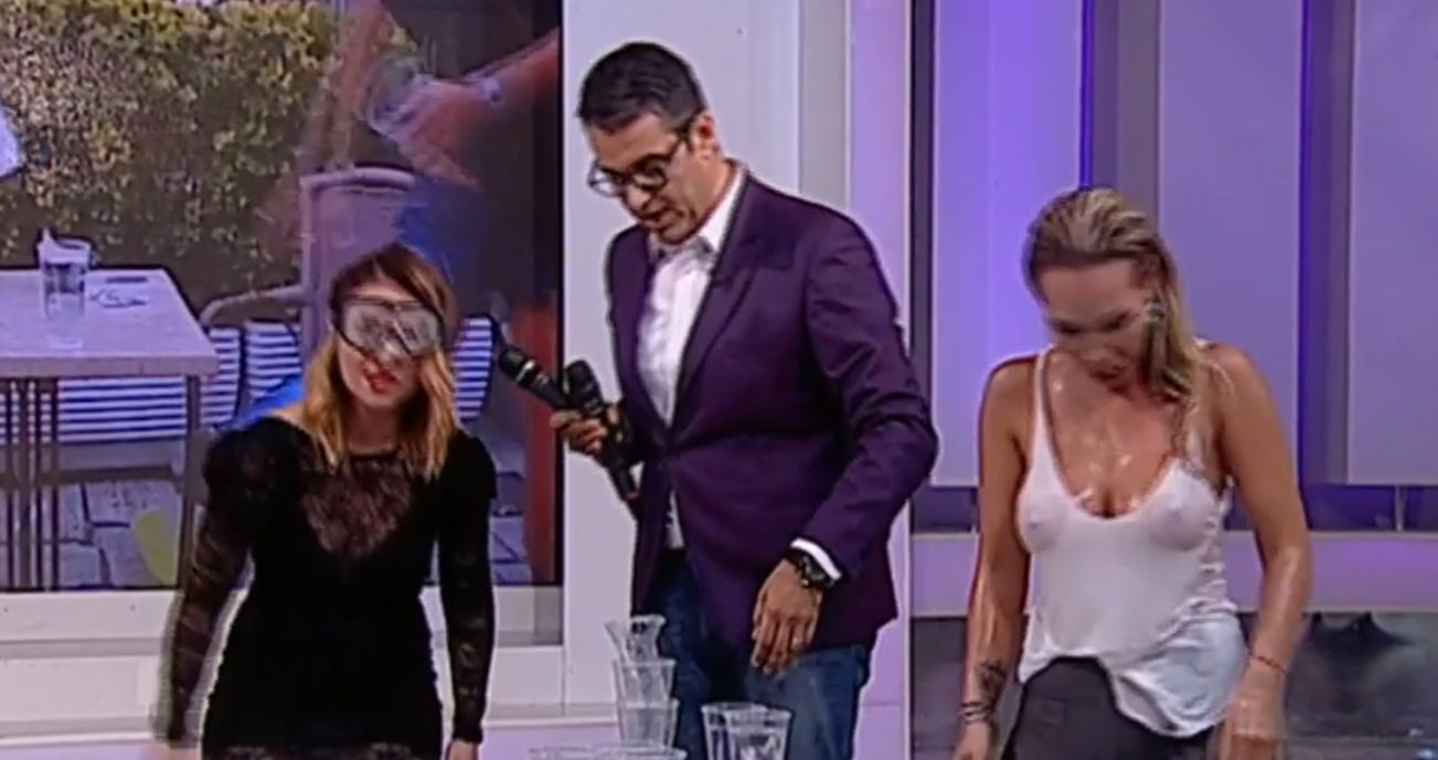 Raluca Podea s-a lăsat stropită cu apă din cap până în picioare! S-a văzut totul prin maioul alb