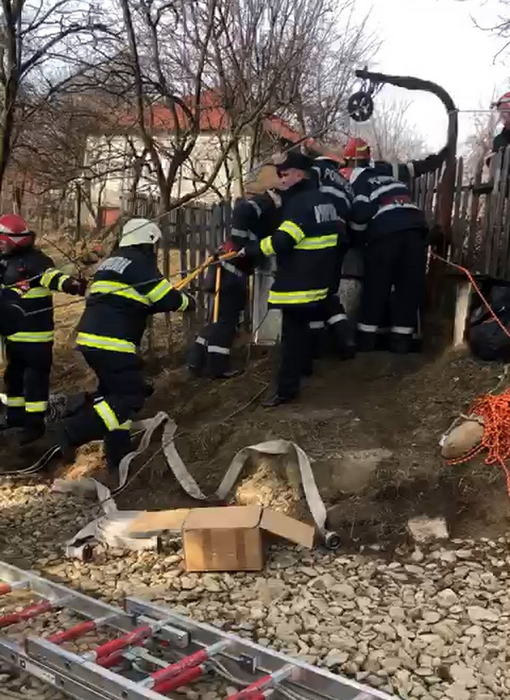 Mobilizare impresionantă pentru salvarea femeii care a căzut în fântână
