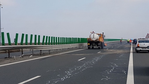 Trafic îngreunat pe Autostrada Soarelui, zona Lehliu-Gară, unde s-a răsturnat un camion cu fructe
