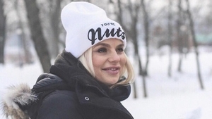 Jojo şi-a scos copiii la joacă dis-de-dimineaţă! Actriţa are o siluetă de invidiat la numai câteva zile după ce a născut