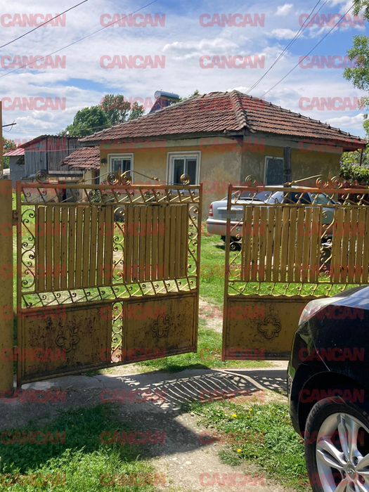 În perioada în care locuia în duplexul de lux de pe malul Lacului Snagov, Alexandru Rădulescu nu a investit în casa părinților săi, care s-a degradat în timp