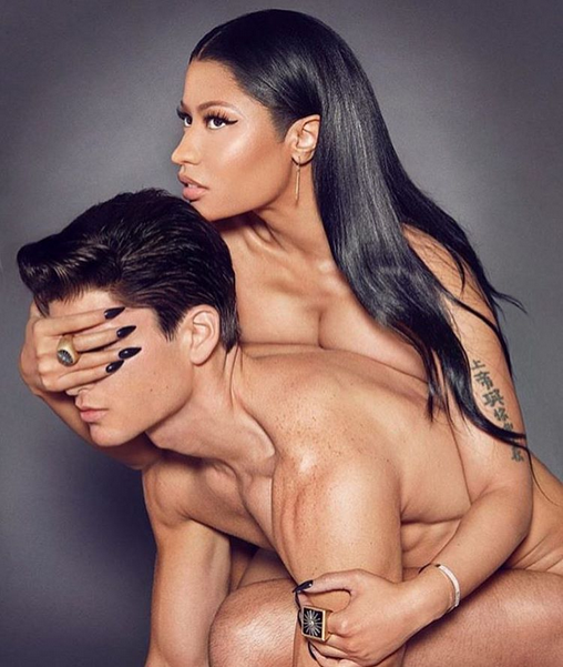 NICKI MINAJ continuă să şocheze! A făcut un pictorial înconjurată de… bărbaţi dezbrăcaţi!