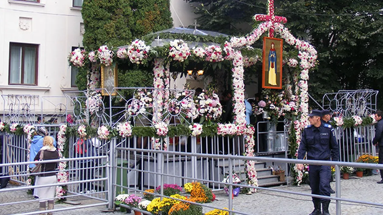 E VORBA DE UN BLESTEM? După ce o femeie a murit, peste 500 de intervenţii medicale în timpul pelerinajului de la Iaşi