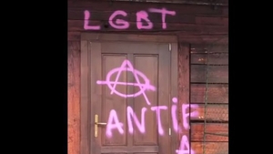 O biserică din Capitală a fost vandalizată. BOR acuză comunitatea LGBT. Ce mesaje au lăsat pe pereții lăcașului sfânt