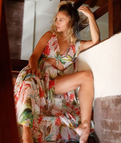 Vedetele „se sparg” în figuri la Mamaia, ea trăiește regește în Bali! Lora face show-uri indecente pe internet, din izolare