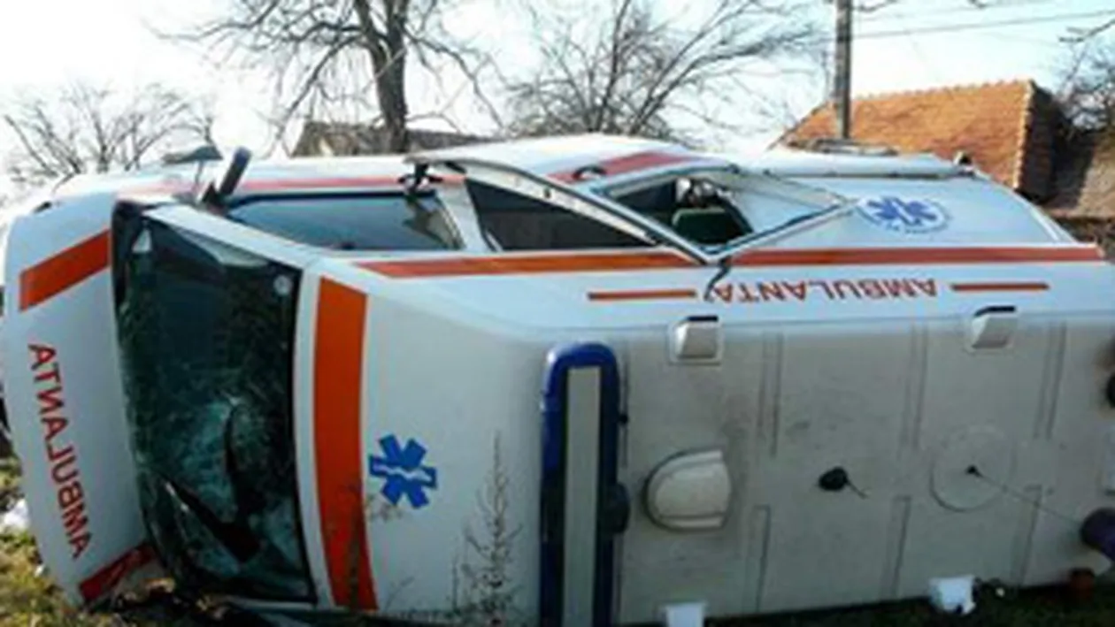 Ambulanta ce transporta un pacient, avariata dupa ce a lovit un stalp, din cauza poleiului