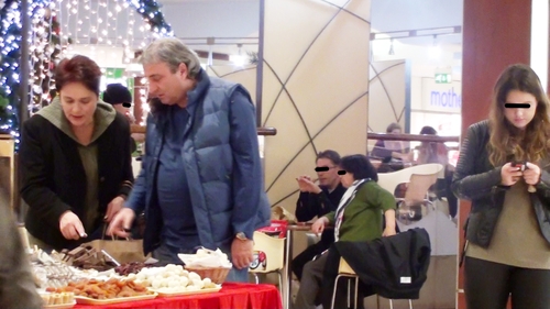 Inghite in sec si asteapta sa le devoreze! Vezi cum reactioneaza fostul antrenor al Stelei, Mihai Stoichita, in fata unor dulciuri