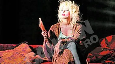 Vedeta Pro TV l-a atras pe dinamovistul Alexe la teatru. De mana cu iubita, la bordelul Iuliei Vantur