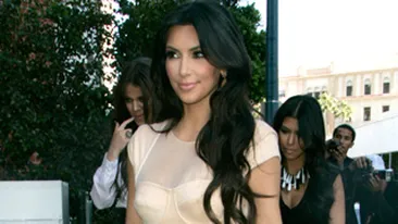 Kim Kardashian: Au inceput sa-mi creasca sanii de la 10 ani
