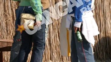 Imagini de colectie cu Andreea de la Masterchef!   Casnica si Cosmina au fost prietene la catarama! Uite cum o ardeau la Vama Veche, nemachiate, cu suzete atarnate de gat si cu beri in mana!