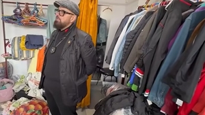 Ce a putut găsi Piedone într-un "second hand" din Arad: "Ăștia-s mari și pentru mine"