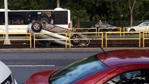 Grav accident de circulație în Drumul Taberei. Un Opel s-a răsturnat pe linia de tramvai