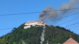 Breaking News! Incendiu la Cetatea Râșnov. Turiștii au fost evacuați de urgență