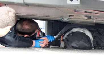Erou in uniforma. Un politist american s-a bagat sub un autobuz, pentru a incuraja o femeie grav ranita