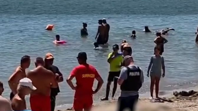 TRAGEDIE la 2 Mai! Un bărbat de 55 de ani a murit înecat după ce a căzut de pe o placă de surfing