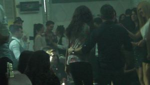 A mers in club fara Mihaela Radulescu, dar si-a clatit ochii cu o mulatra focoasa. Vezi cum s-a distrat prezentatorul!