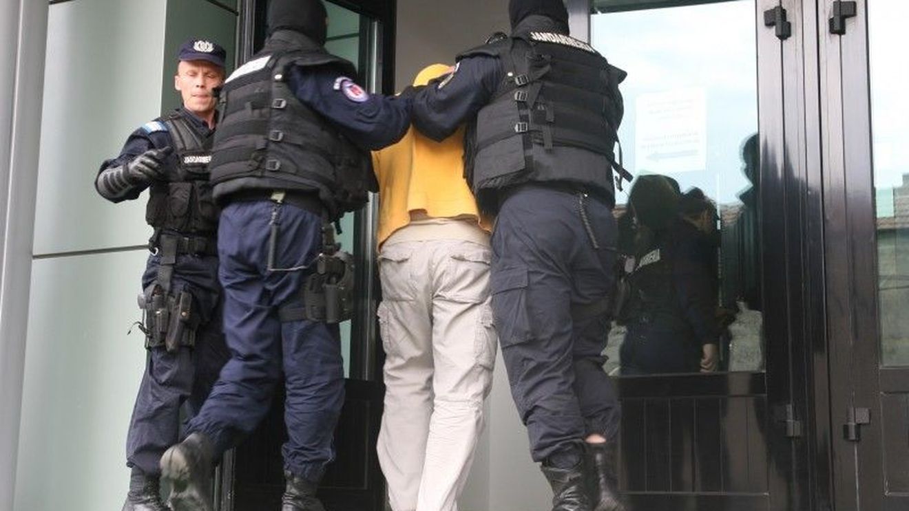 Maramureș: Bărbat cercetat după ce și-a bătut fratele, a dat foc la casă și a amenințat polițiștii