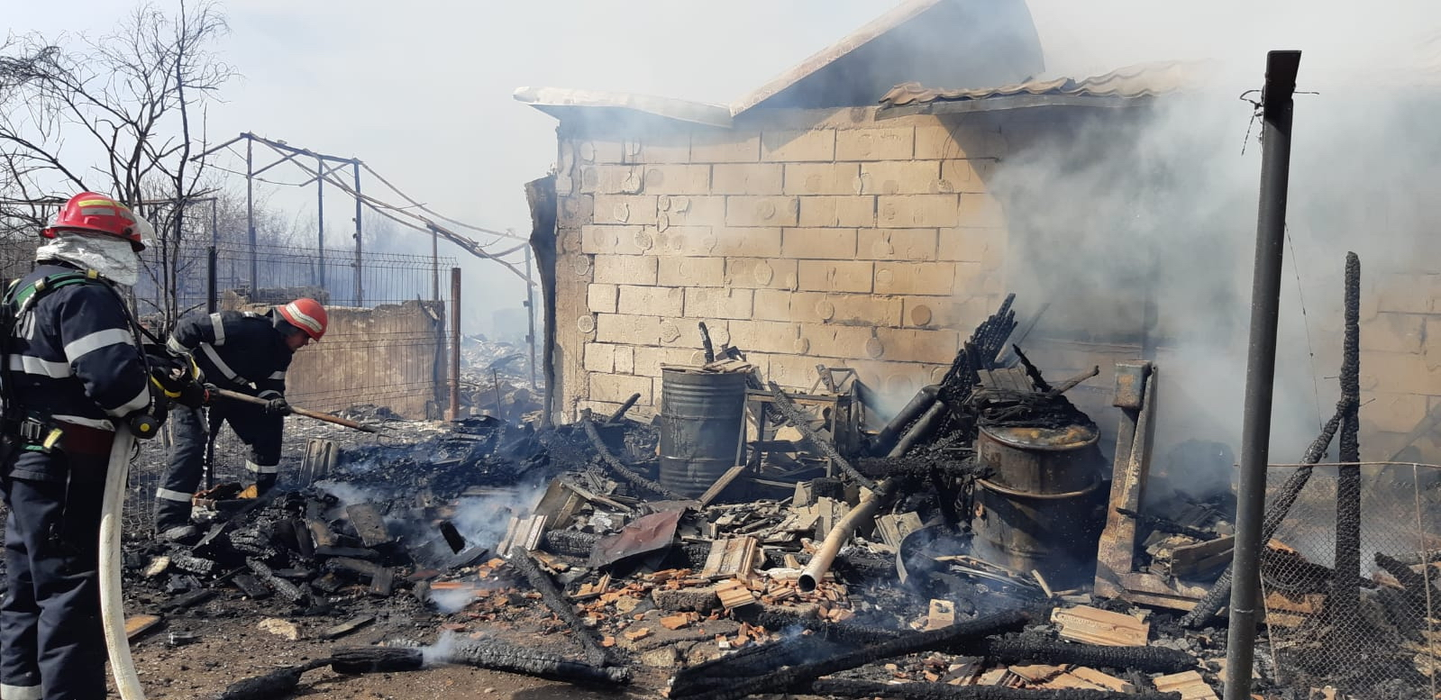 După Vrancea și Giurgiu, incendiu puternic de vegetație și în Dâmbovița | FOTO + VIDEO