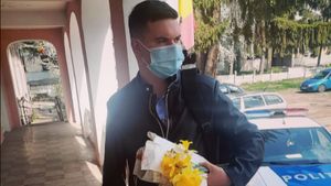 Gestul impresionant făcut de un tânăr polițist din Bacău. Cum a reacționat, atunci când a văzut o bătrână care vindea buchete de flori