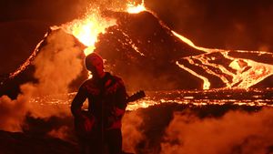 Videoclip inedit! O trupă rock a cântat în fața unui vulcan care erupe. „A fost foarte provocator și a fost dificil de realizat”