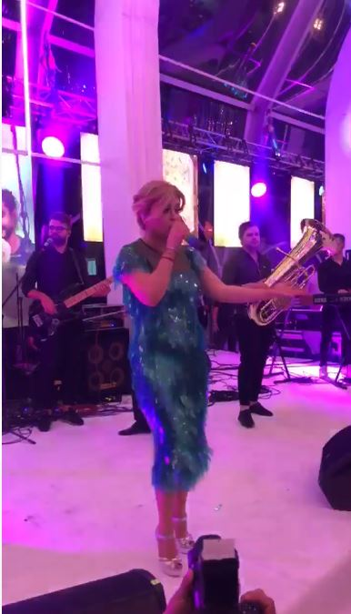 Loredana Groza a început recitalul cu melodia ”Bună seara, iubite!”
