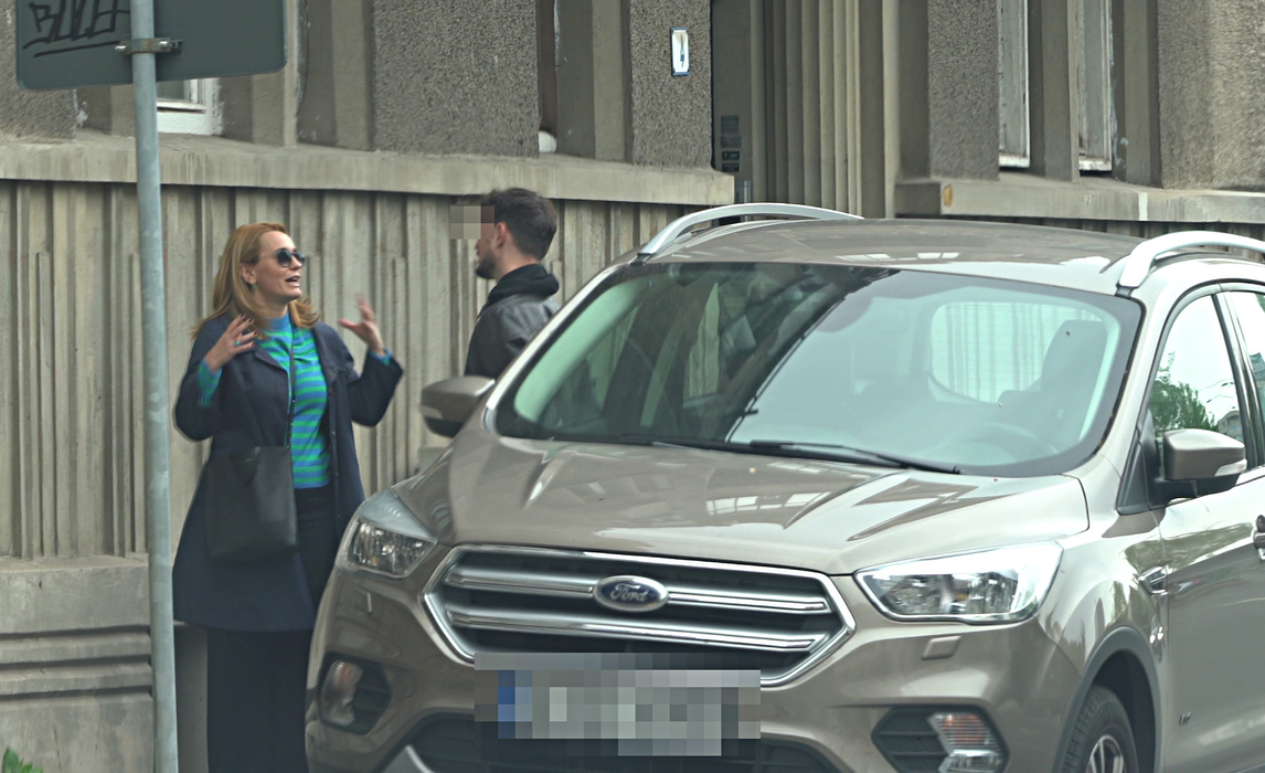 Andreea Esca gesticulează, iar "Puștiulică" se uită în ochii ei (Foto: CANCAN.RO)