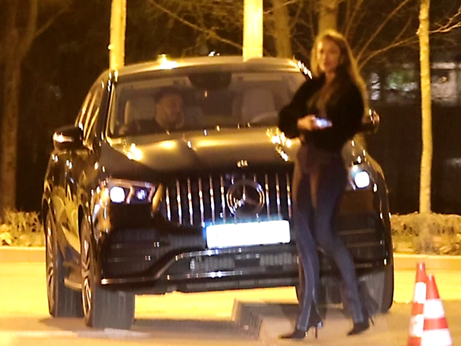 Bianca Drăgușanu, în mână cu telefonul lui Gabi Bădălău (SURSA FOTO: CANCAN.RO)