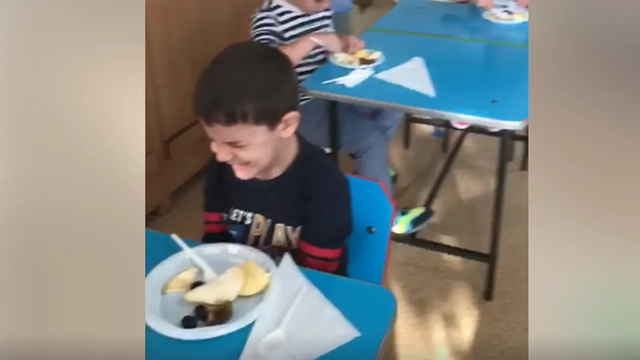 Băiețel pocnit peste față de educatoare la o grădiniță din Fetești! Chiar ea a filmat totul VIDEO