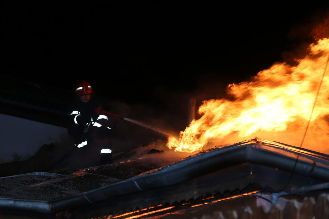 INCENDIU DE PROPORŢII pe o stradă din sectorul 5 al Capitalei! Mai multe case au luat foc! Una dintre victimele care au reuşit să se salveze: ”E iadul pe pământ!