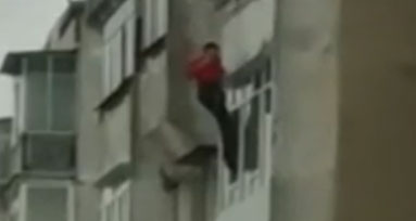 Cine este bărbatul care și-a aruncat tatăl de la etajul al 3-lea al unui bloc din Roman. Poliția îl caută, în continuare, pe agresor, care este acuzat de tentativă de omor