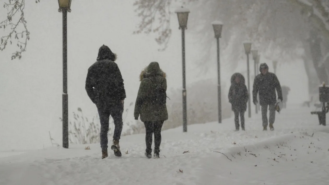 România, lovită de ciclonul polar: 36 de județe afectate! Raed Arafat îi avertizează pe români