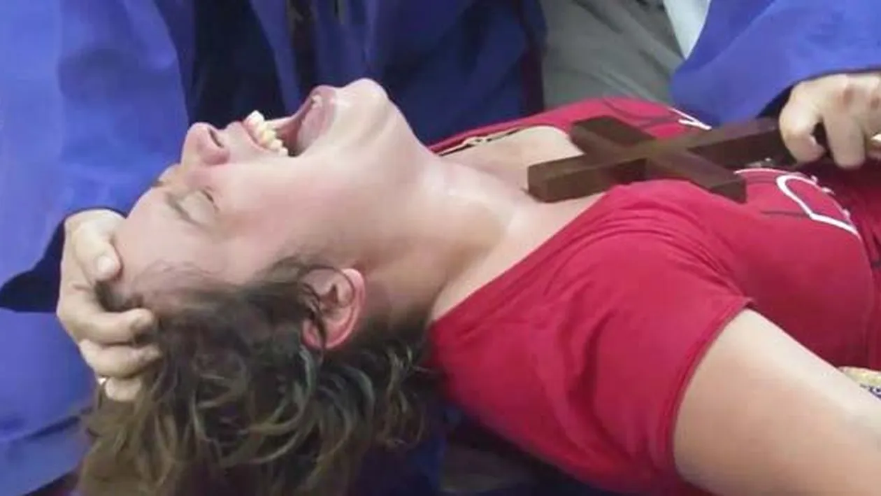 Filmare socanta! Un preot scoate diavolul dintr-o femeie. “Esti o curva si…”