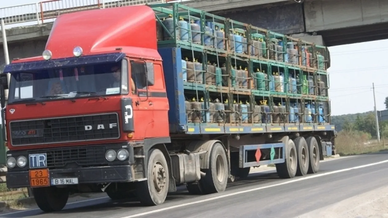 Un camion cu 800 de butelii a explodat la Mihăileşti!