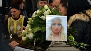 Imagini sfâşietoare de la înmormântarea DALIEI DUCA, tânăra de 24 de ani împuşcată de iubit! Mama ei este distrusă de durere