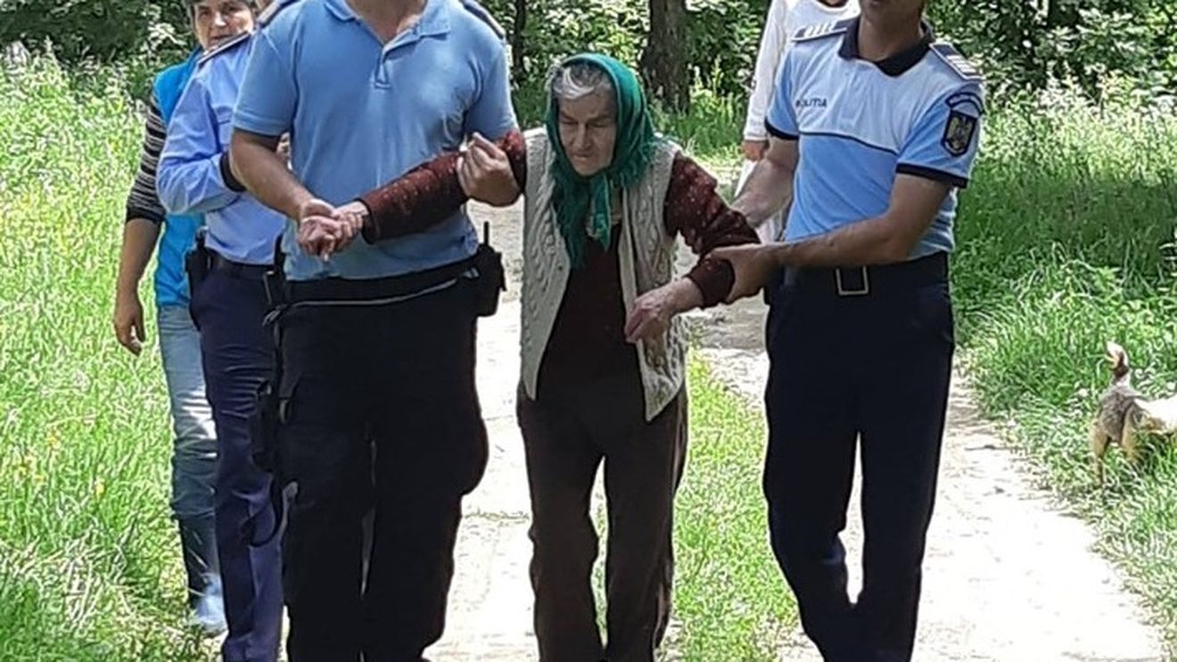 Bătrâna din imagine a fost găsită rătăcind de bezmetică printr-o pădure din Vâlcea. Când au aflat povestea ei, jandarmii au rămas mască