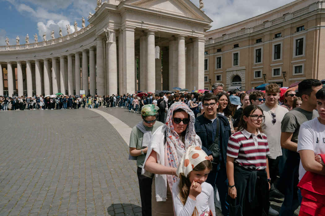 Omagiu pentru Papa Francisc la Bazilica Sfântul Petru/ Sursa foto: Inquam Photos / Andrei Pungovschi